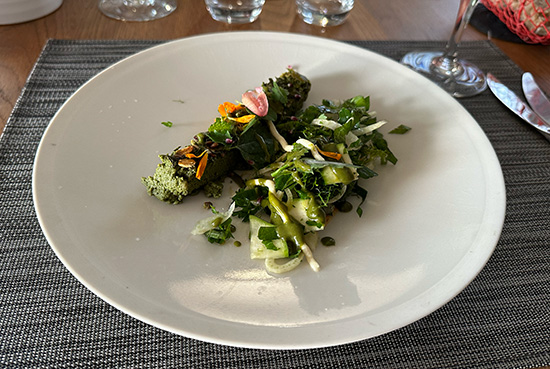 Healthy herbaceous appetizer served at Atlier d'Mets in Tallides, Provence